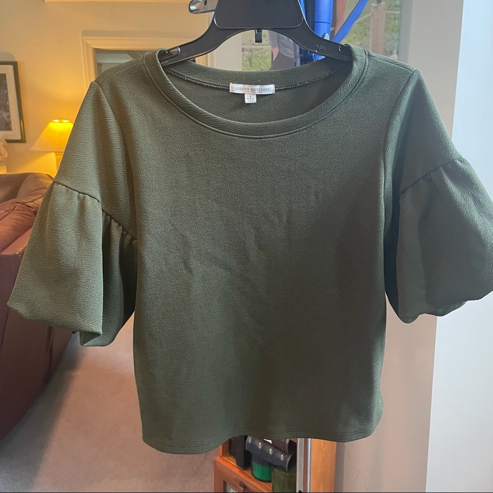 Super cute green top, perfect for dinner or work